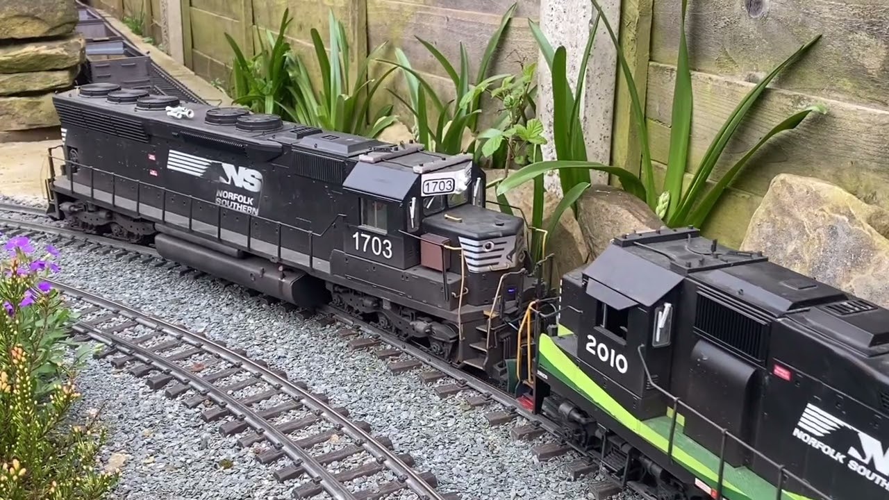 G scale breakdown on ￼Norfolk Southern ￼coal train ￼