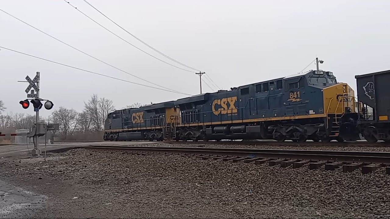 My first time catching the CSX E632, MOW vehicles appeared in the fog.