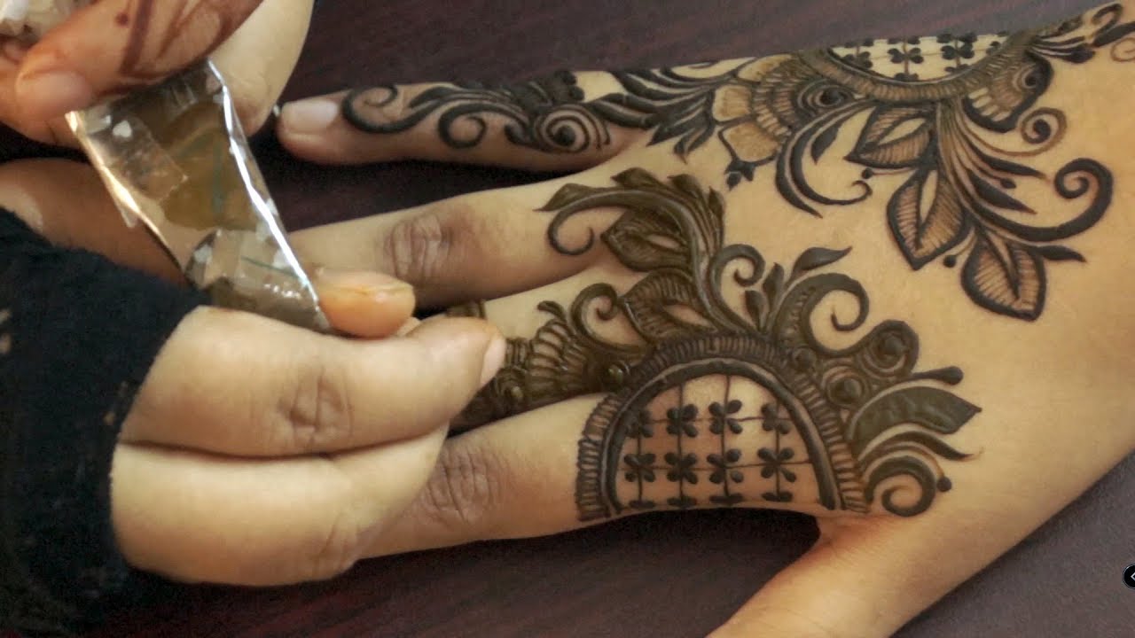 Unique Arabic leafy Mehndi design