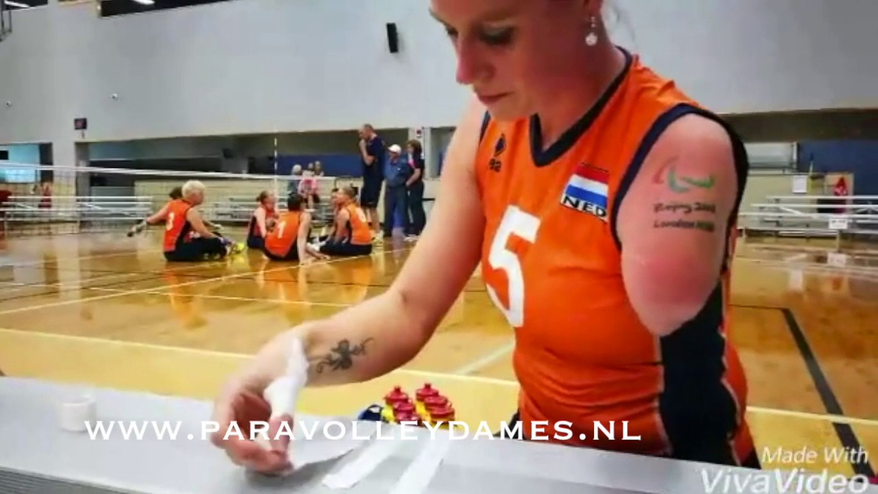 Karin tapet haar duim in