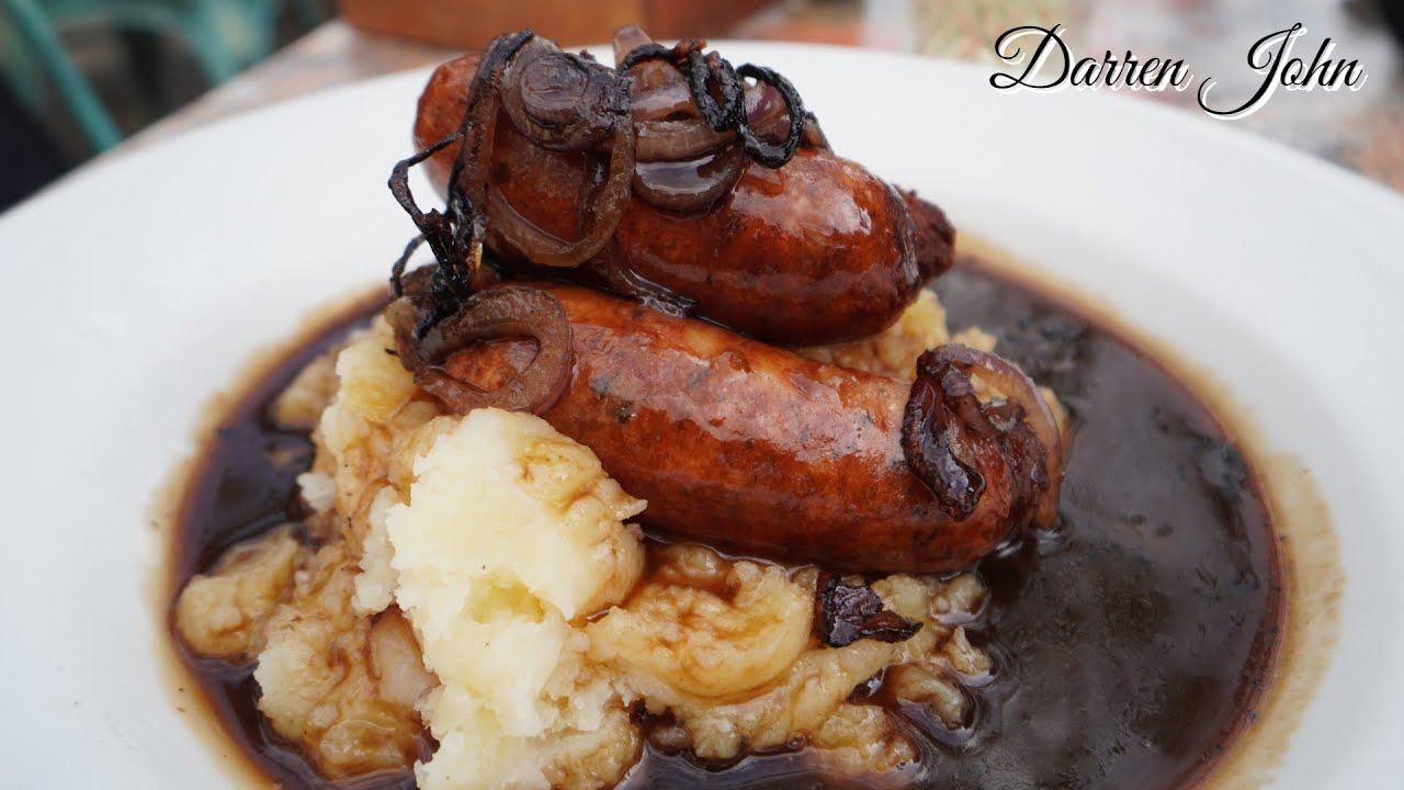 Колбаса, картофельное пюре и луковая подливка в лондонском пабе