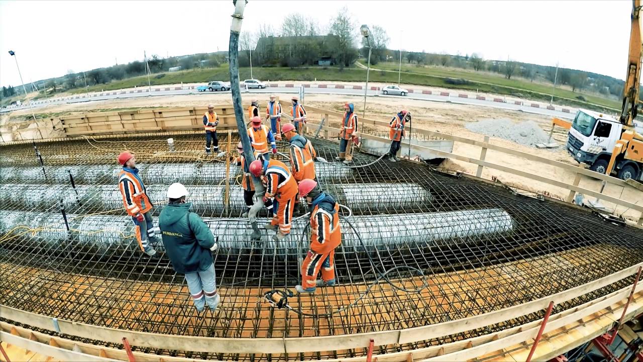 Vakarinio Vilniaus aplinkkelio &Scaron;iaurinės jungties viaduko perdangos betonavimas.