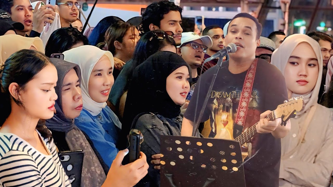Penonton Dari Indonesia Menari Zapin Bila Bob Jemput Anak Buah Dia Putri Qasrina Menyanyi