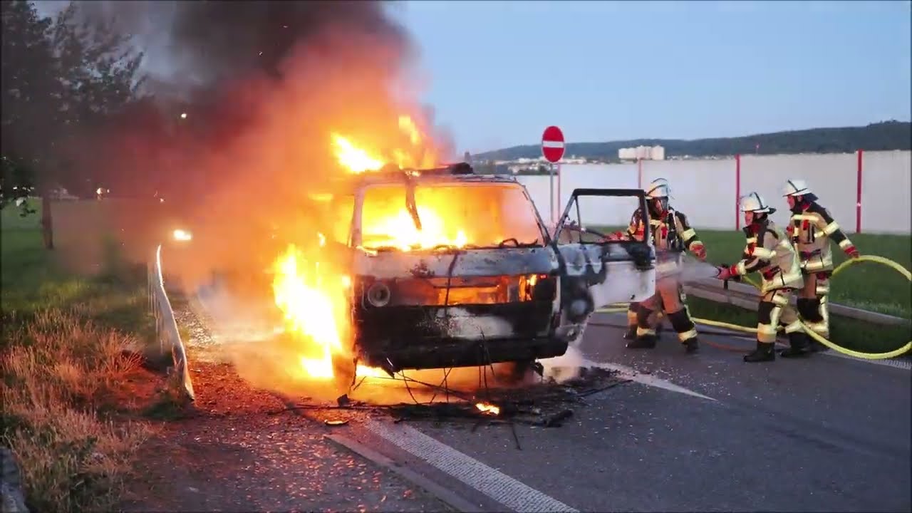 Oldtimer VW Bus im Vollbrand