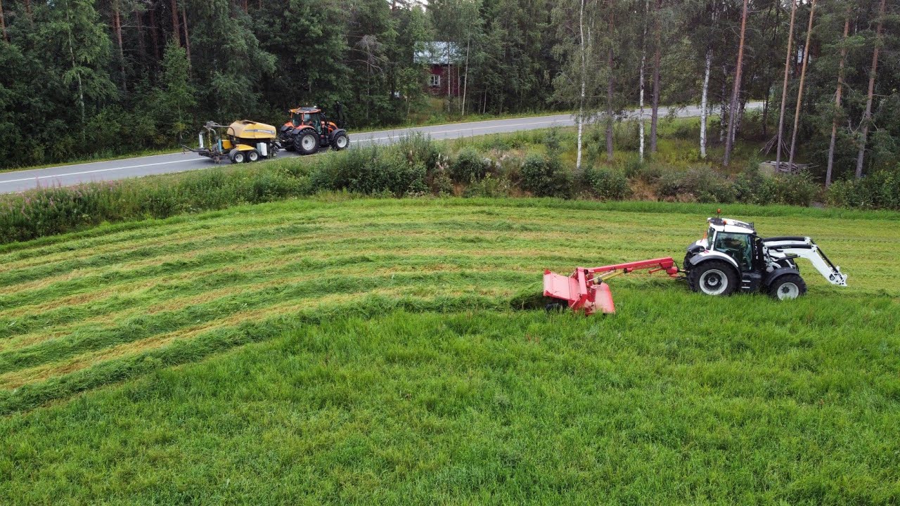 2.säilörehusatoa nurin kotonevalla Valtra n134D & Taarup 4032