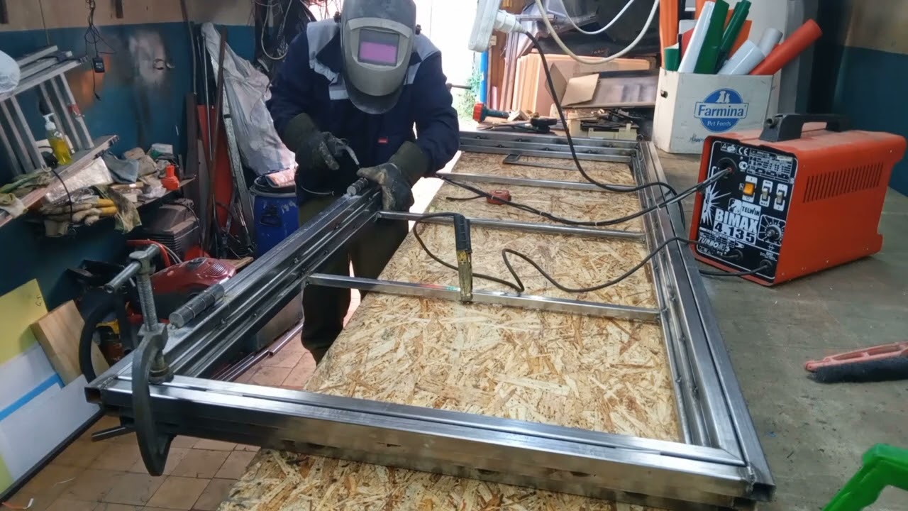 Железная дверь из профильной трубы 25*25
