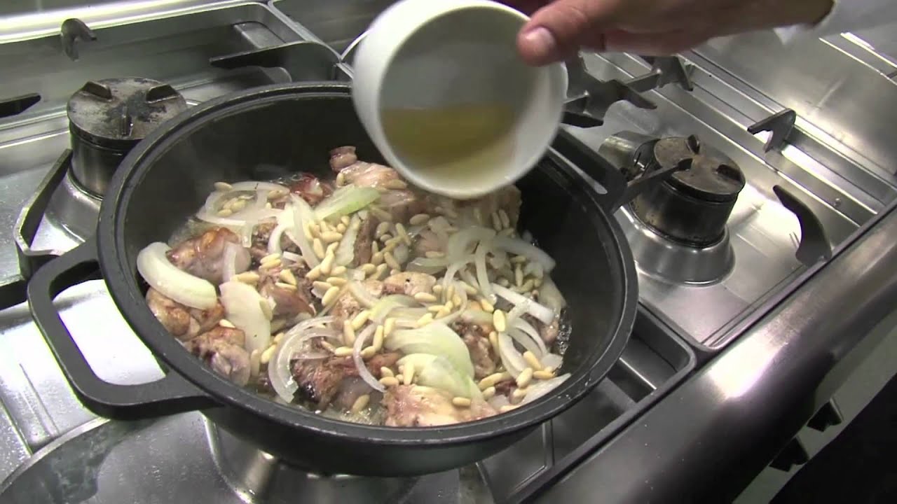 CUINA TRADICIONAL: CONILL AMB SALSA DE PINYONS