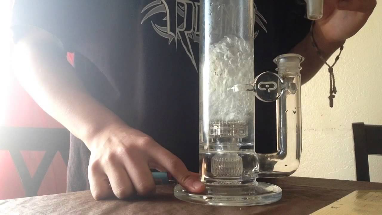 Mobius Close-up bong hits