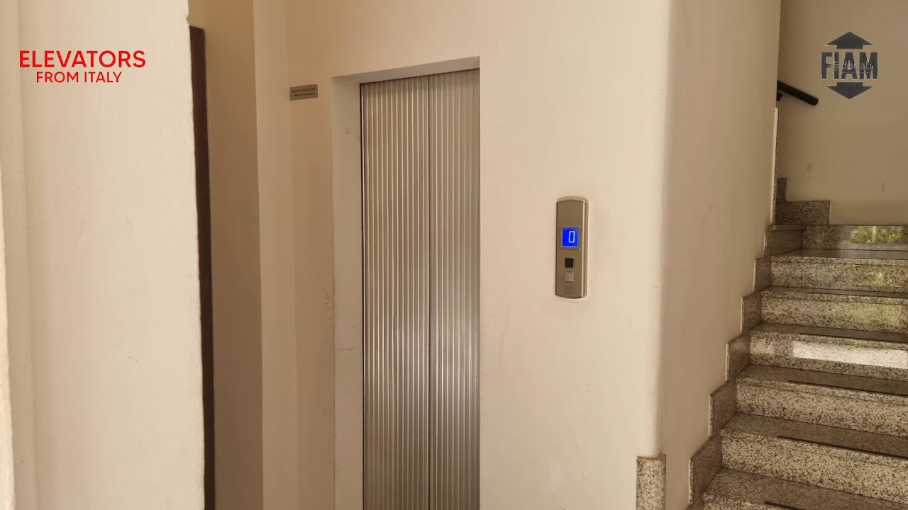 Almost stuck! 1980's Fiam Hydronic 300 (mod. SIA) hydraulic elevator@Piazza Roma 10, Monza, Italy
