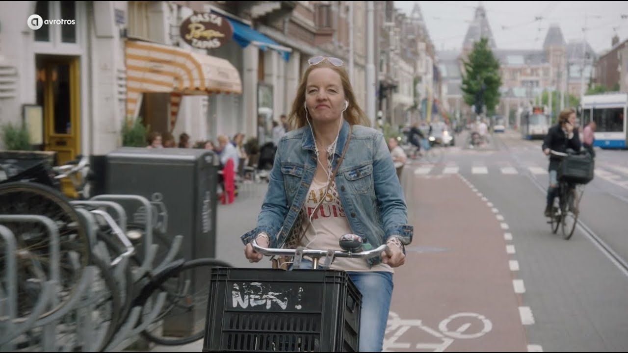 Dispuutstrutjes Fleur en Madelon maken het verkeer onveilig | Koefnoen
