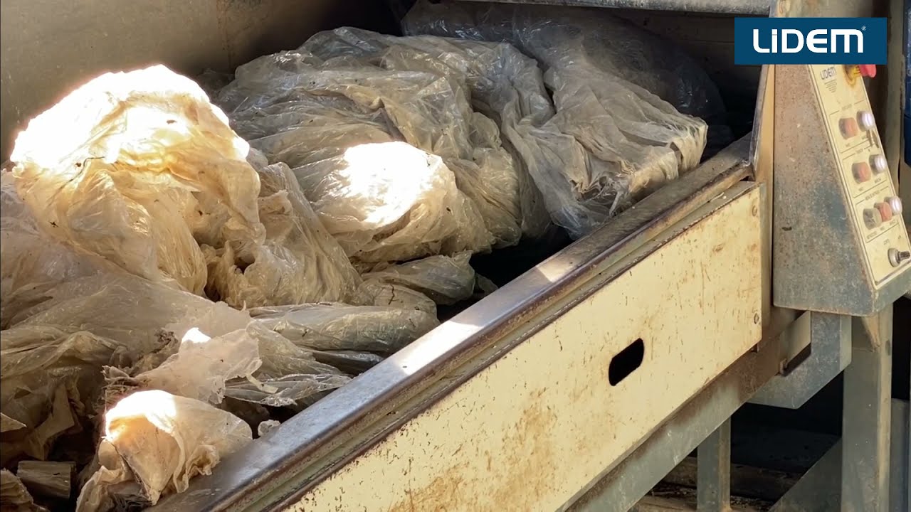 El triturado en el proceso del reciclaje de pl&aacute;stico agr&iacute;cola.