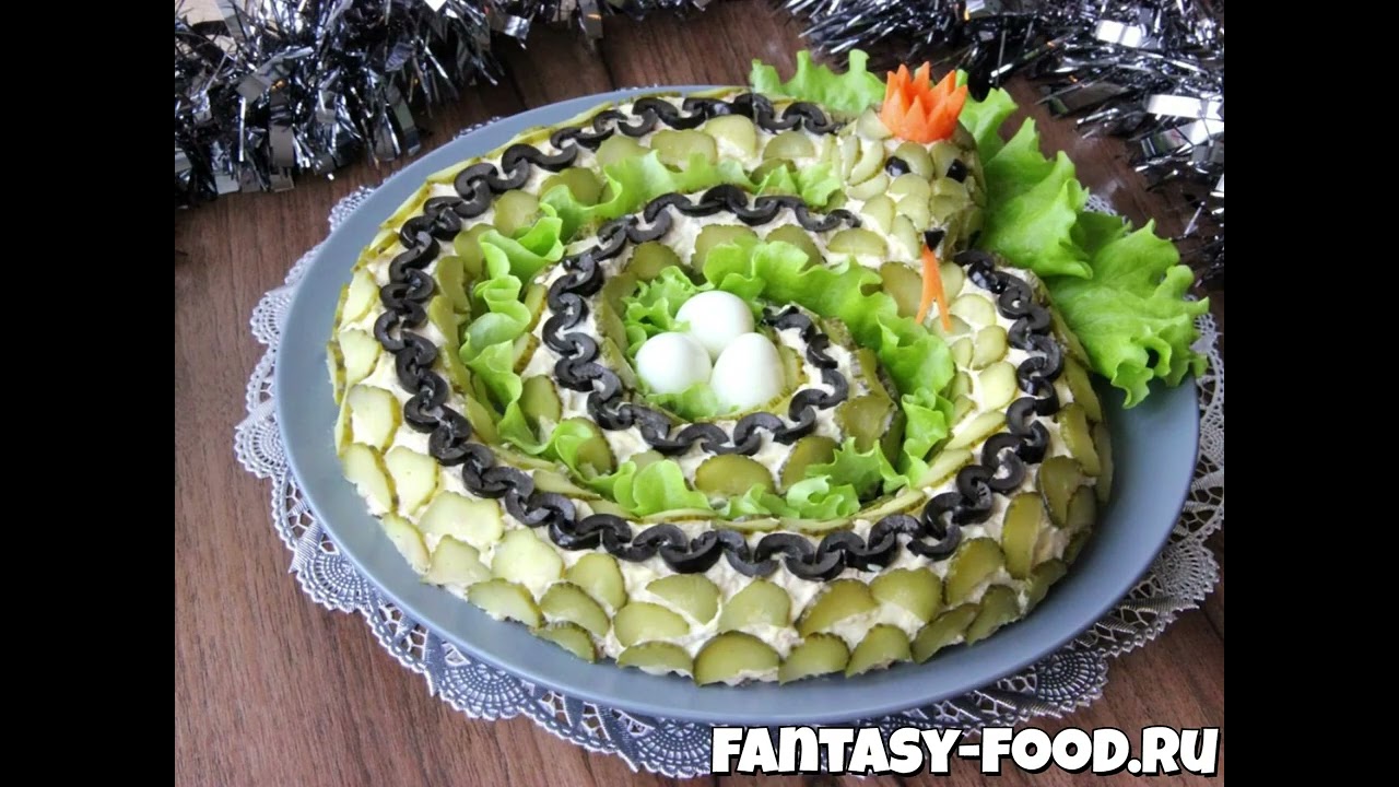 Праздничный салат «Змейка» с курицей и черносливом