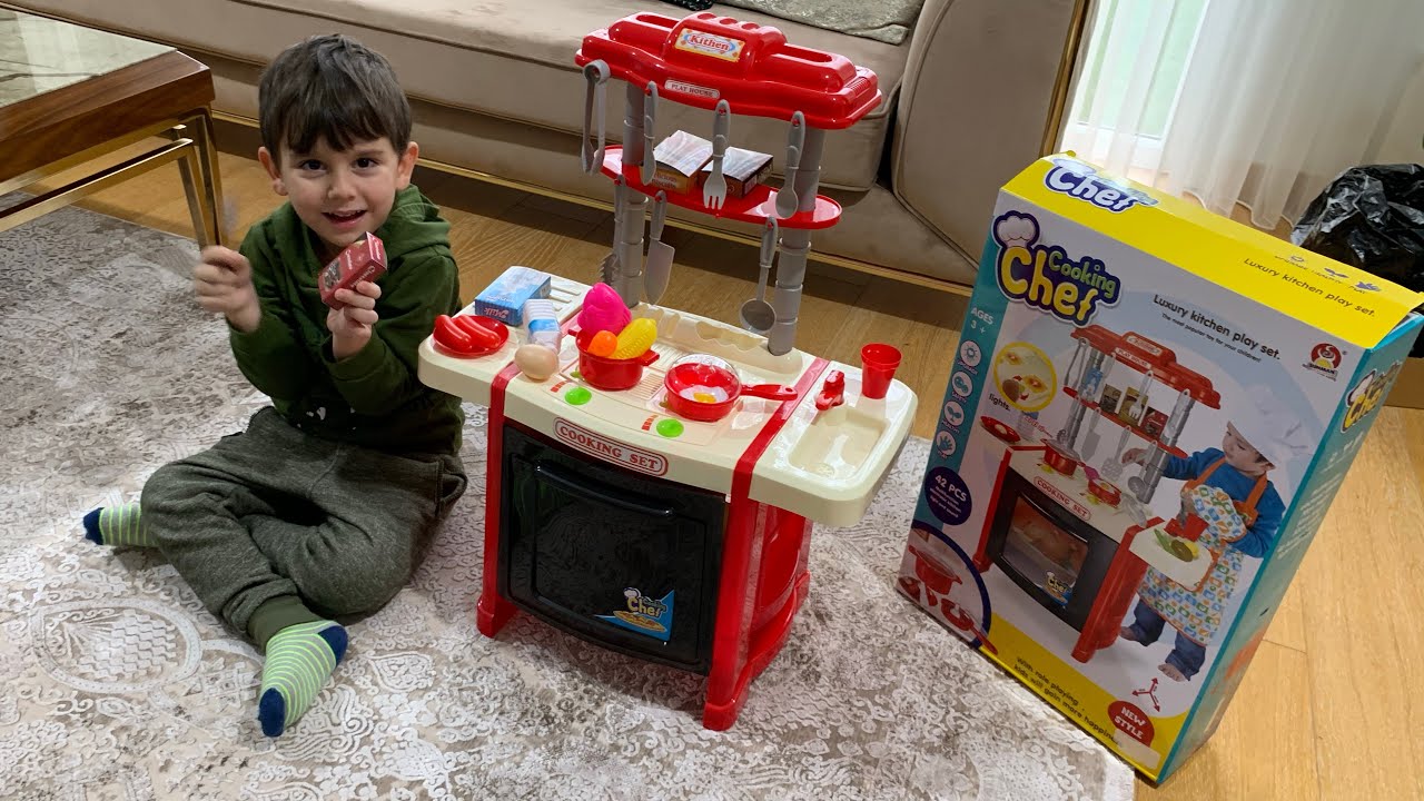 Yusuf annesinin hediyesi mutfak setini kuruyor😍❤️İçinden çıkanlarla yemek pişiriyor😅👻