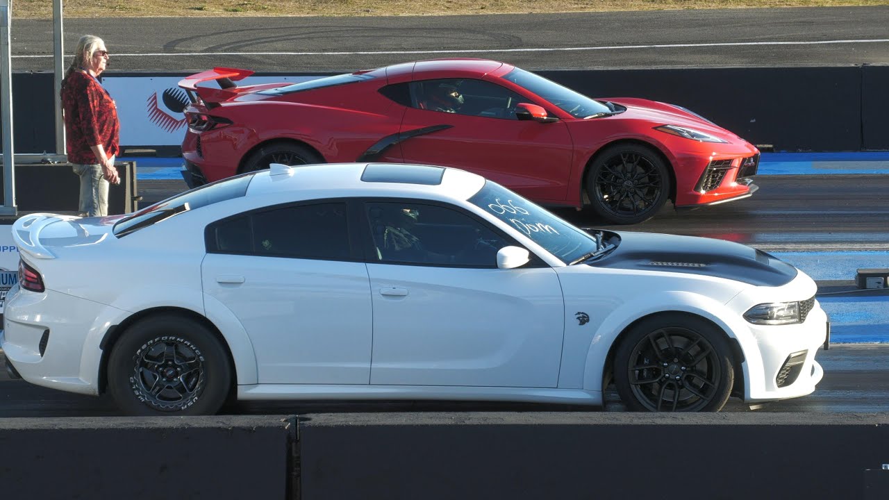 C8 Corvette vs Redeye Hellcat Charger - drag race