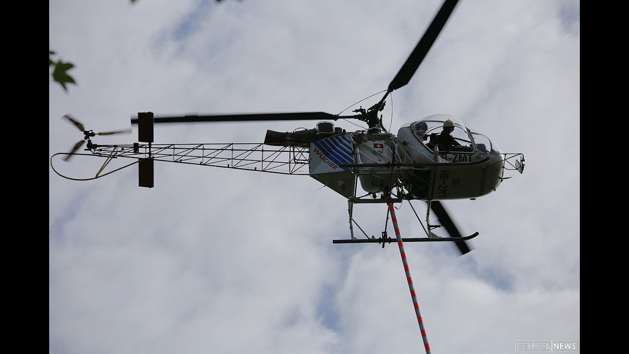 Spektakuläre Aktion: Astwerk an Bahnstrecke mit Hubschrauber abgesägt