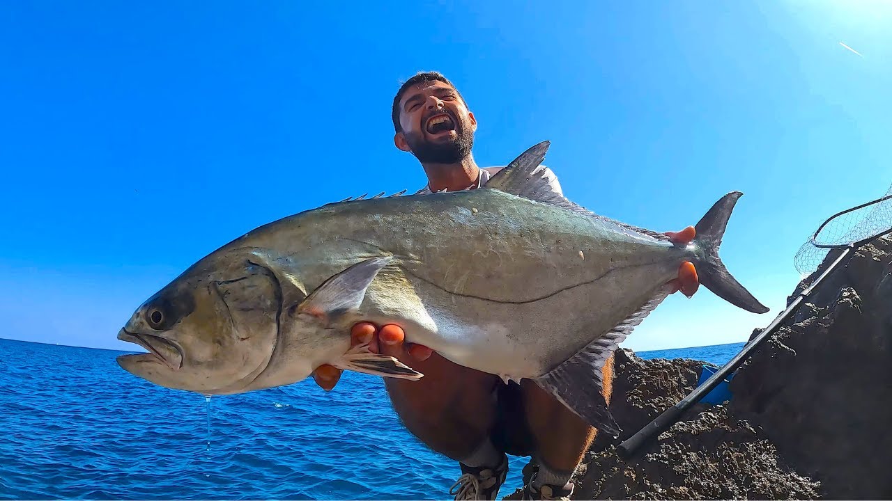 Avete mai visto una LECCIA CHE SALTA??Pesca spinning dalla SPIAGGIA/SCOGLIERA.