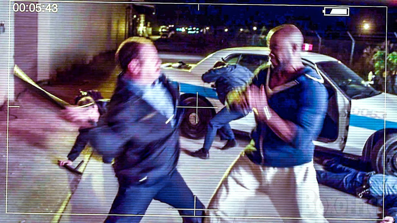 五人の好戦的な警官が無実の空手家を追跡する | ネバー・バックダウン2 | 映画シーン