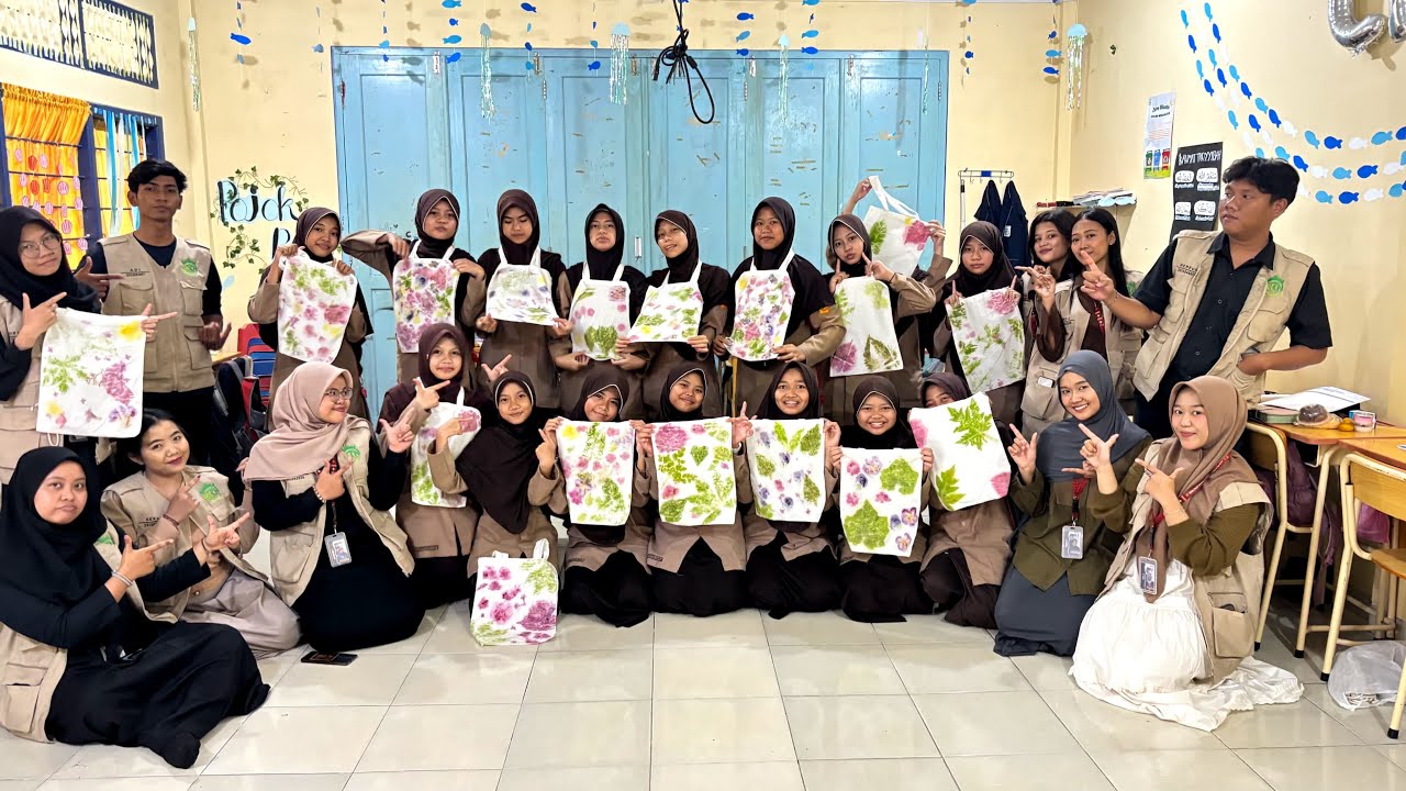 Kegiatan Program Kerja KKN | Sosialisasi dan Praktik Ecoprint di Sekolah SMP IT FITRAH INSANI