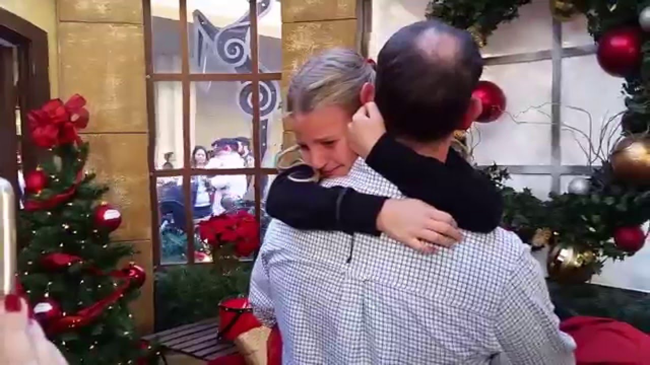 Surprise homecoming from Navy SEAL dad while kids visit Santa - Camera 2