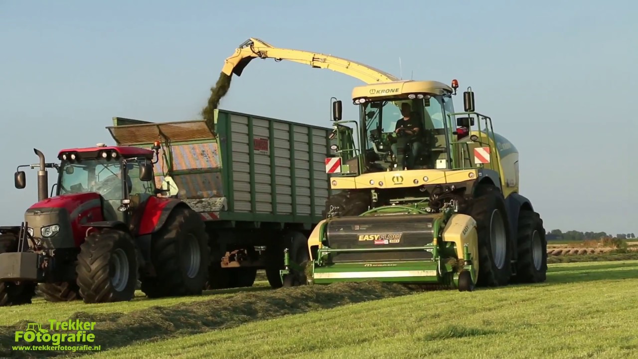 Maatschap Hoekstra uit Hantumhuizen aan het gras hakselen