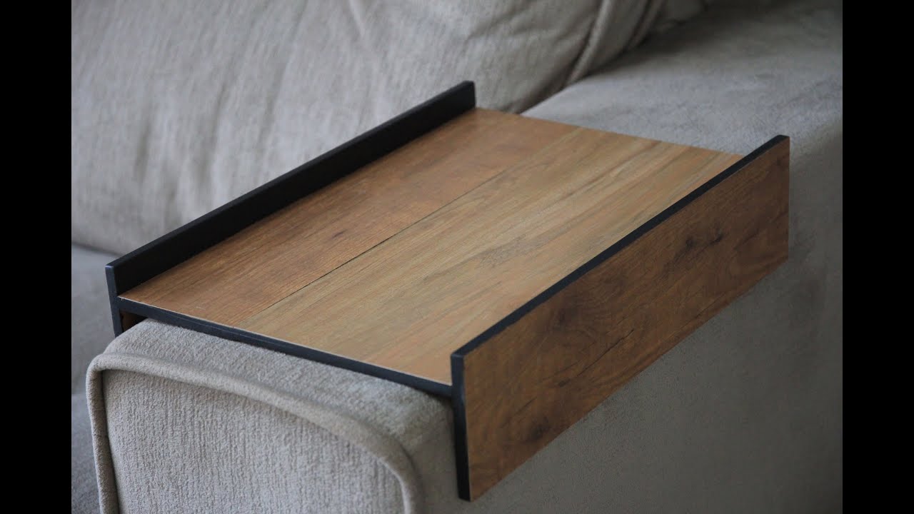 Mesinha auxiliar de sofá feita com piso laminado. Vejam que bacana!