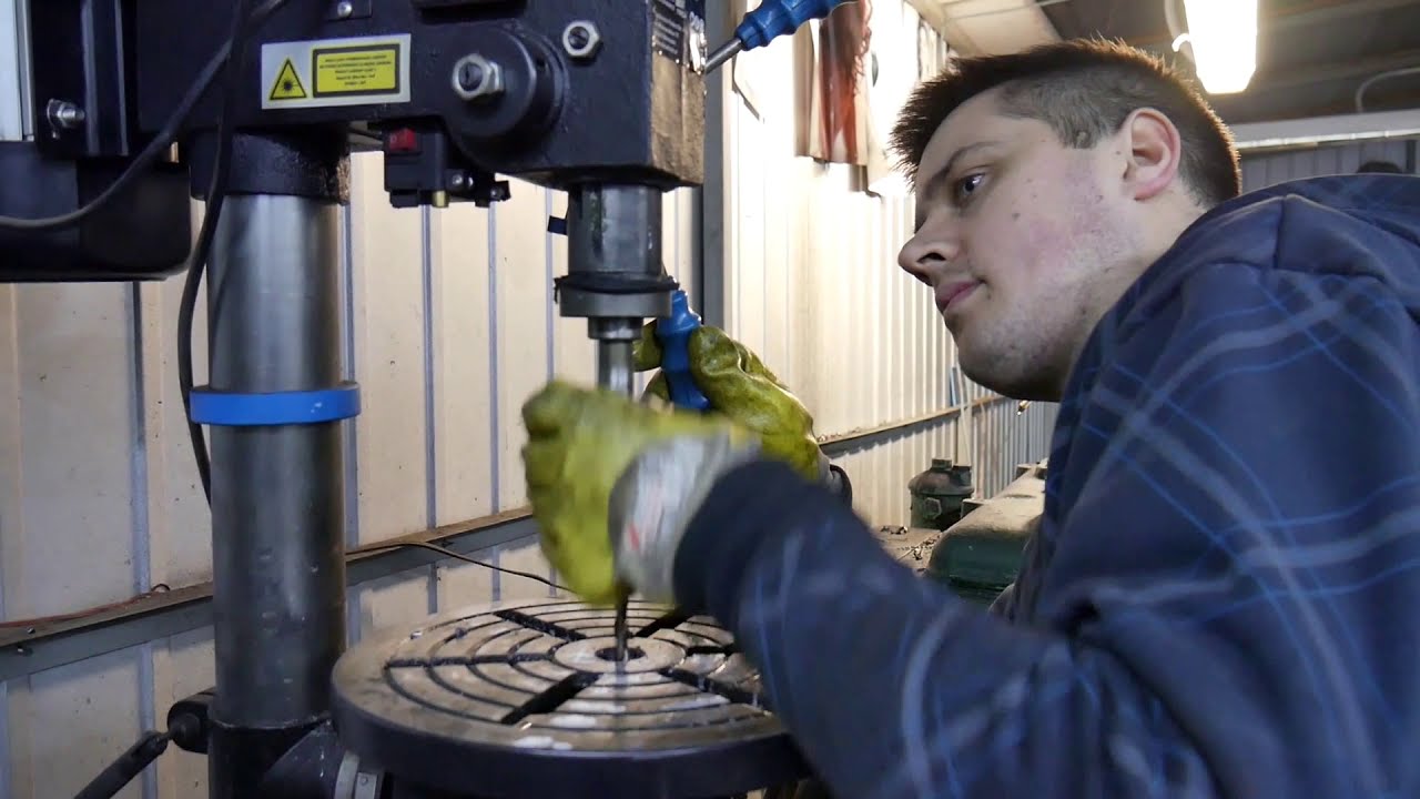 Prace ślusarskie w warsztacie mechanicznym.