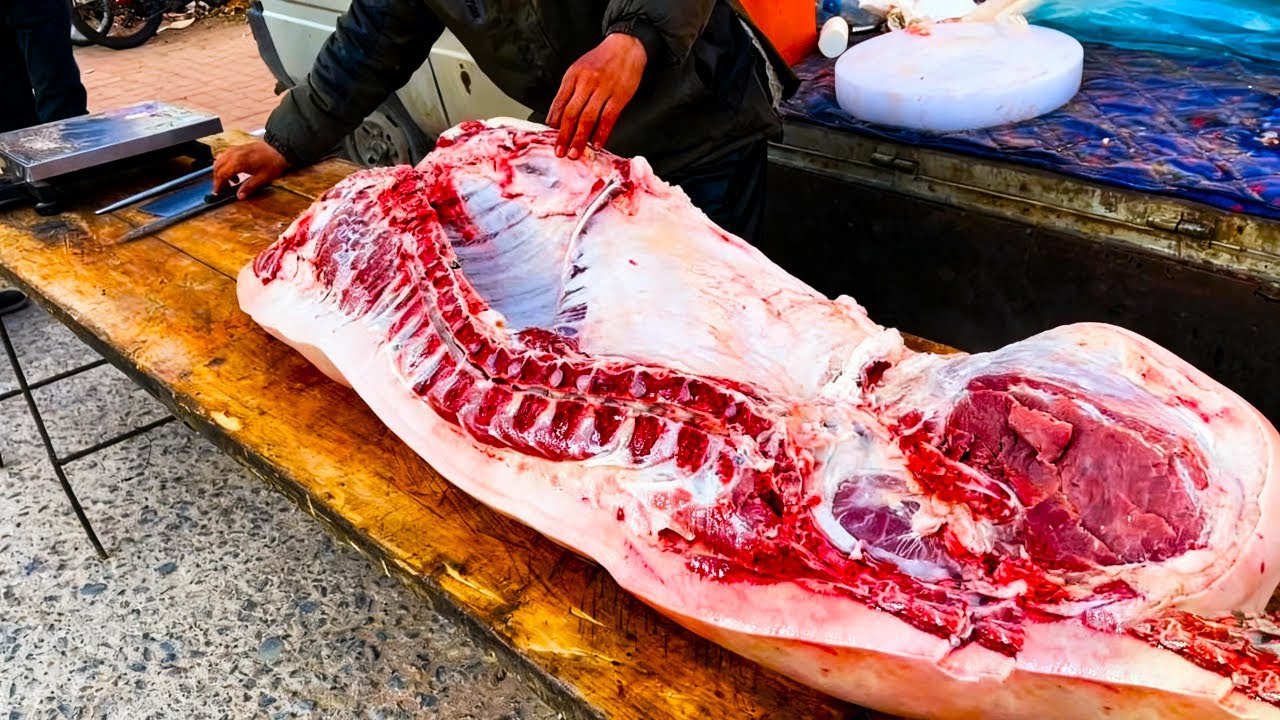 今天老孟挺厉害，大早上来分猪肉来了，一扇排骨20斤前榜卖完了#猪肉 #黑猪肉 #放心肉 #猪肉佬 #农村土猪#猪肉价格 #卖猪肉 #猪肉涨价