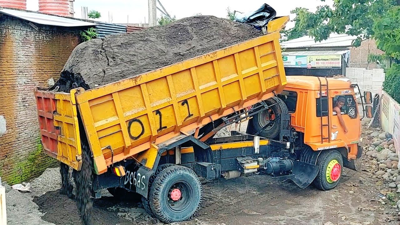 Dump truck || Mobil truk fuso jomplang muatan 13 kubik,pasir super Full bak