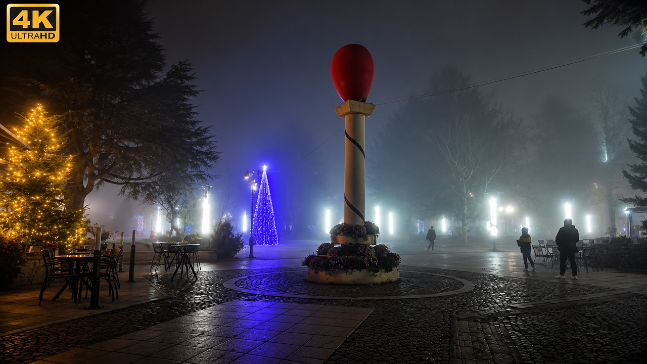 Ресен в тумане, украшенный к Новому году - Македония (20.12.2025)【4K】🎄 Туман в Ресене, Македония 🇲🇰
