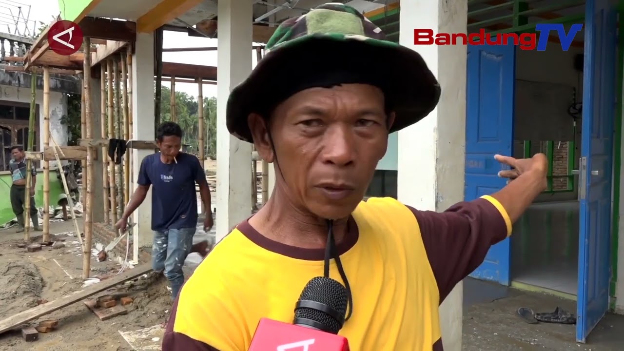 PENYINTAS BENCANA DI TAPANULI SAMBUT RAMADHAN DENGAN PERBAIKI MASJID