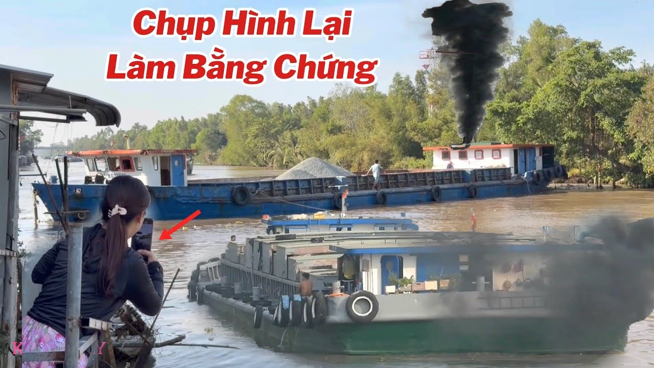 Sà Lan Mắc Cạn Chạy Đâm Mũi Vô Nhà Sàn Dưới Mé Sông.