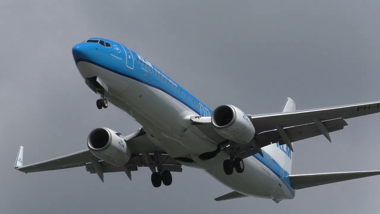 KLM Royal Dutch Airlines Boeing 737-8K2 PH-HSD Groene Specht/Green Woodpecker Landing Berlin Airport