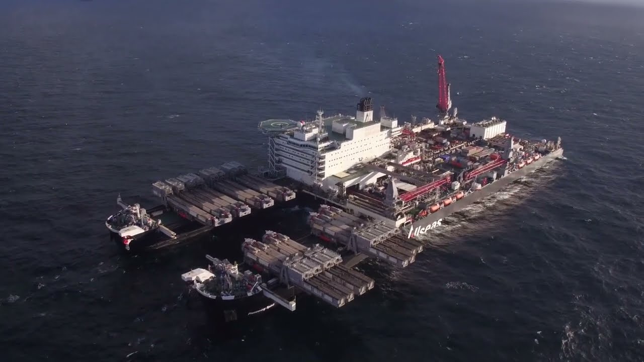 Pioneering Spirit removing the Shell Brent Delta topsides