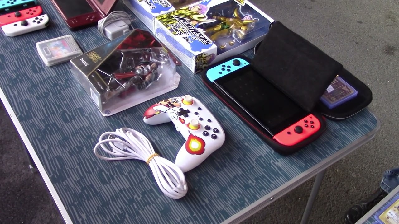 une belle console blanche au vide grenier de hyeres