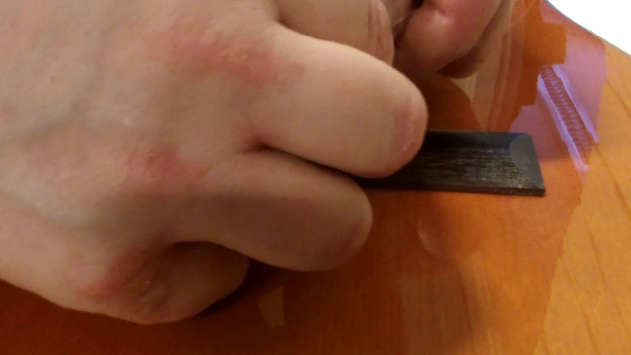 Klassisen nylonkielikitaran kielten vaihto