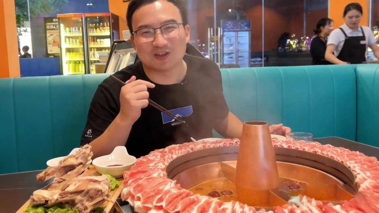 铜锅涮肉的正确打开方式，一顿花费400元，清水涮肉更加考验肉质【吃货小金】