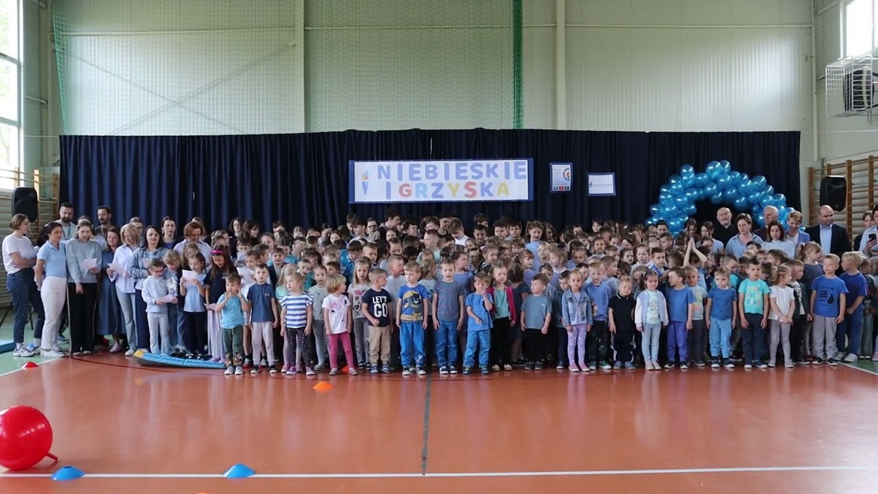 „Hymn Niebieskich Igrzysk” w wykonaniu uczniów i nauczycieli ZSP Bachowice.