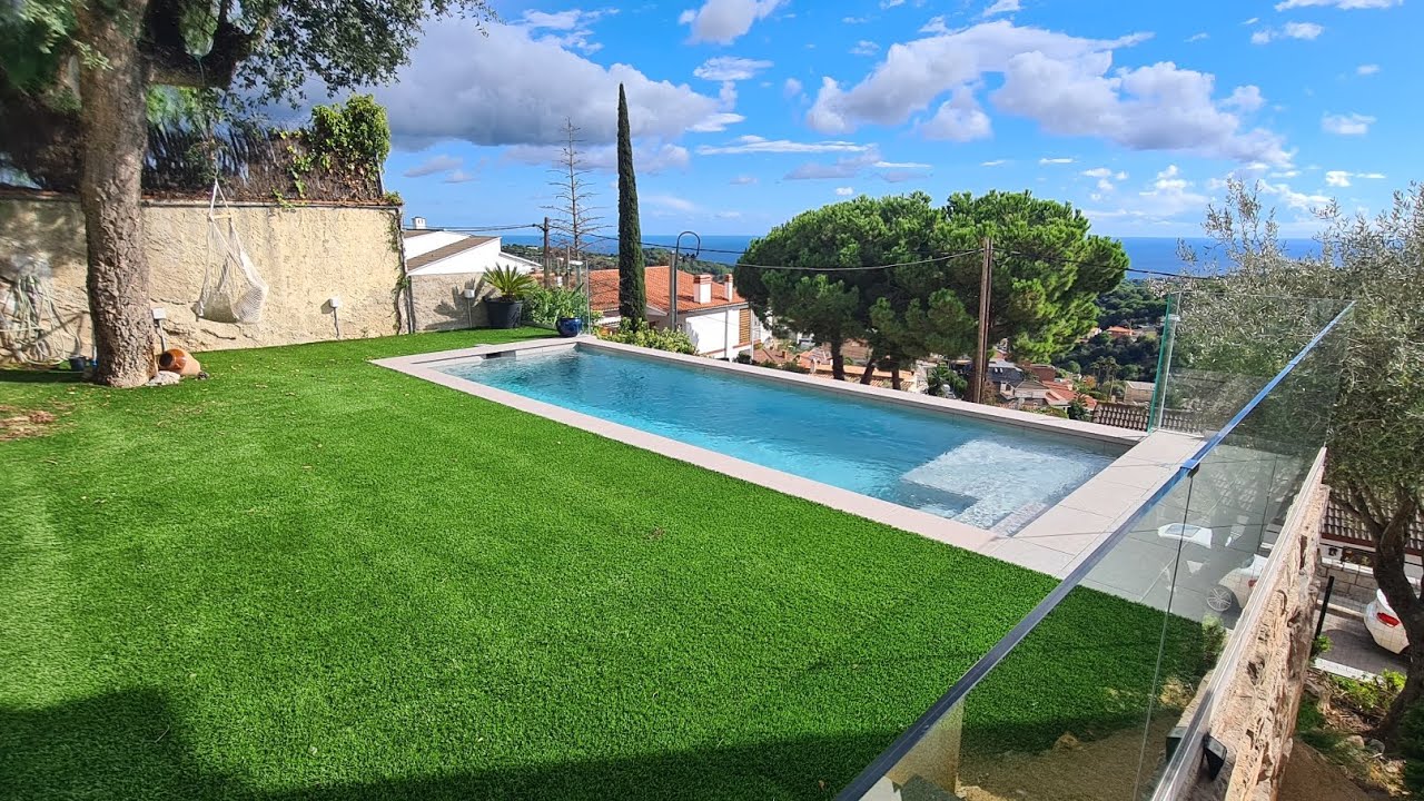 Porcelánico gris en piscina