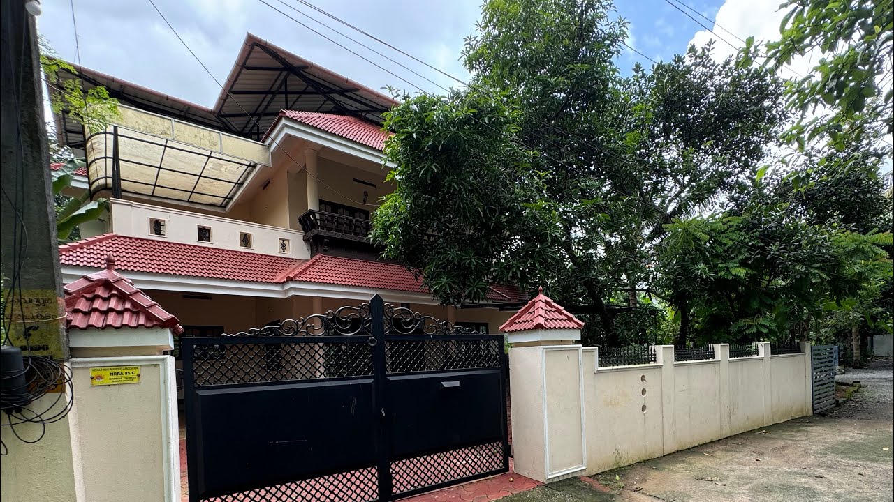 Used House for Sale in Aluva Town, Ernakulam | 7 Cent, 2400 Sqft, 4 BHK | Very Urgent Sale