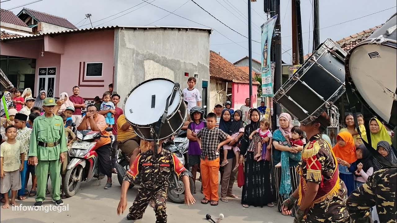 Aksi drumband Banser AJI SAKA di pawai Ta'aruf PONPES Man Jadda Wajada Pepedan 