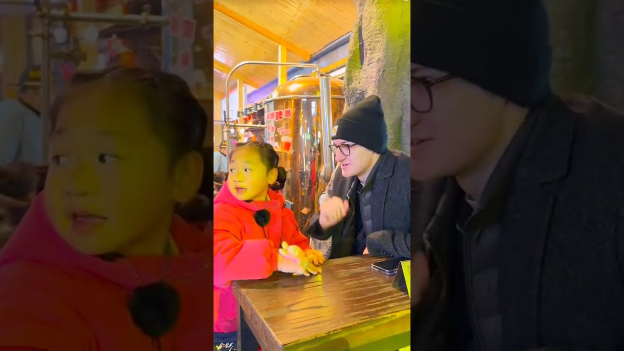 Angel, 8 years old, Chatting with foreigners in Zhangjiajie scenic area..