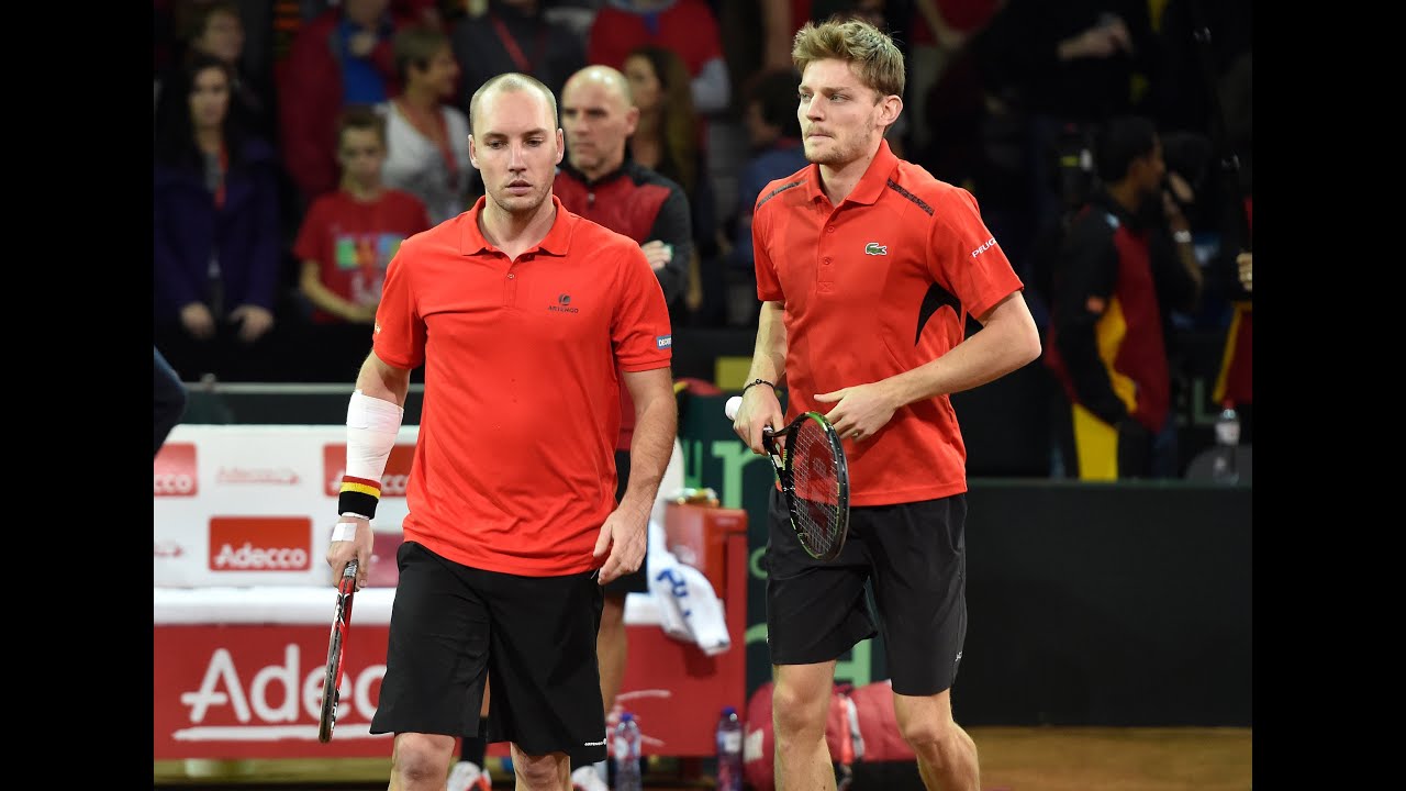 Steve Darcis changes his racket