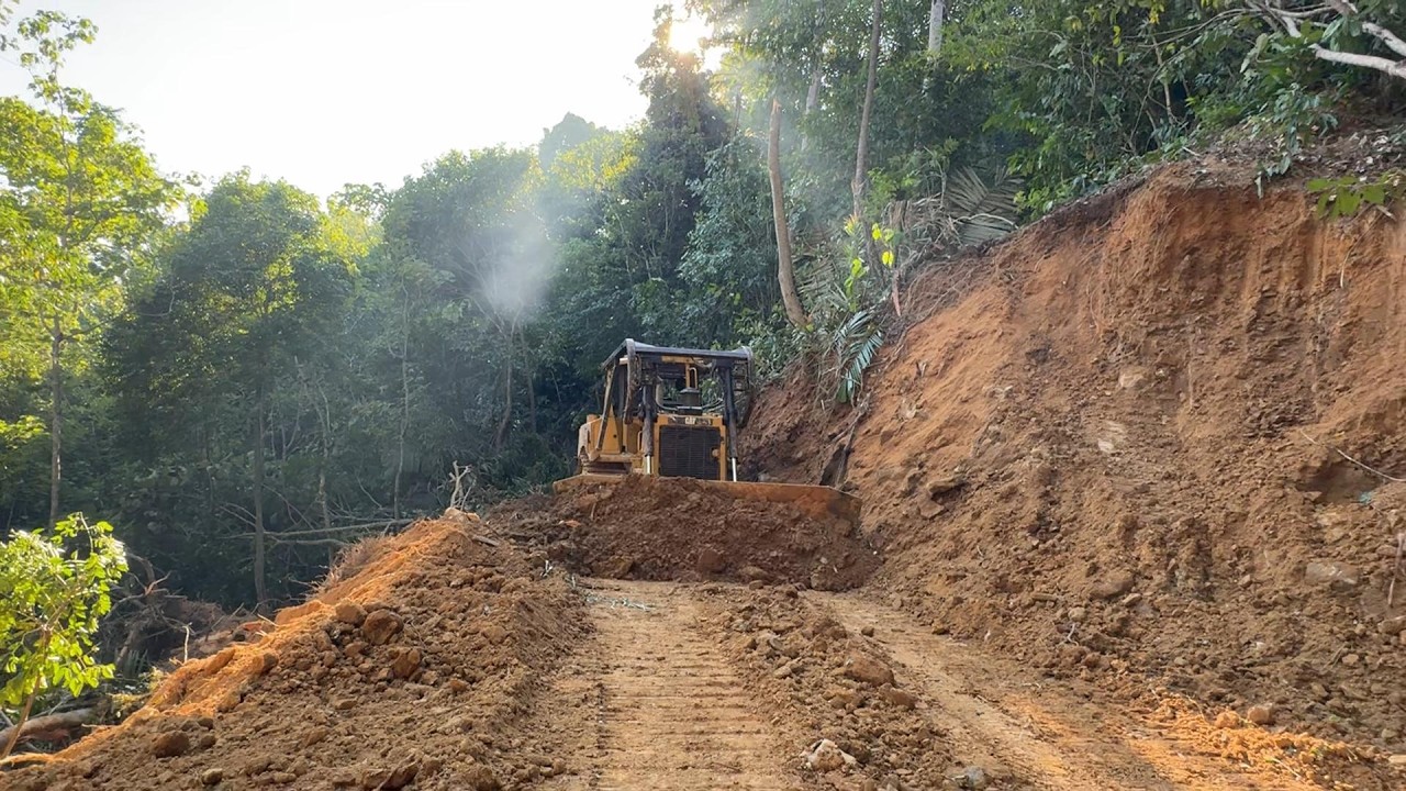 WATCH THE POWERFUL CAT D6R XL BULLDOZER IN ACTION!