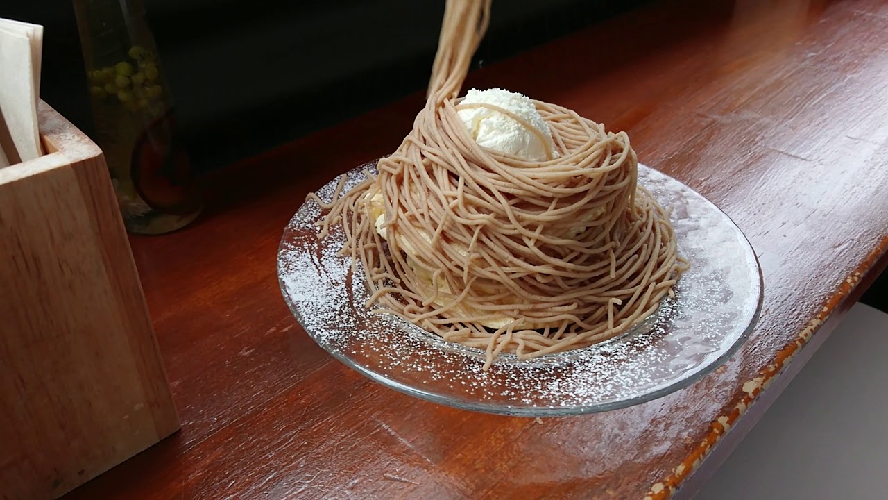 ParlorVinefru 銀座「利平栗のパンケーキ」　栗ペースト絞り・仕上げ