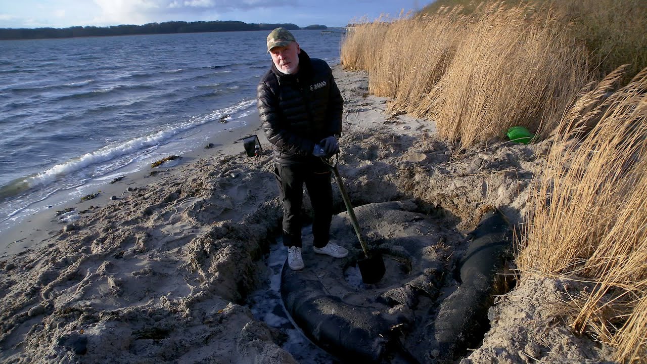 Jens graver efter vragdele fra 2. verdenskrig p&aring; stranden