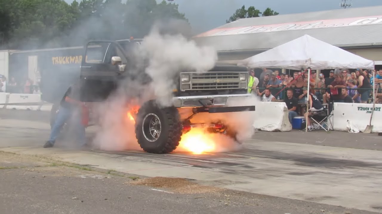 Black Dodge Vs Black Chevy - Перетягивание каната - Вид с севера