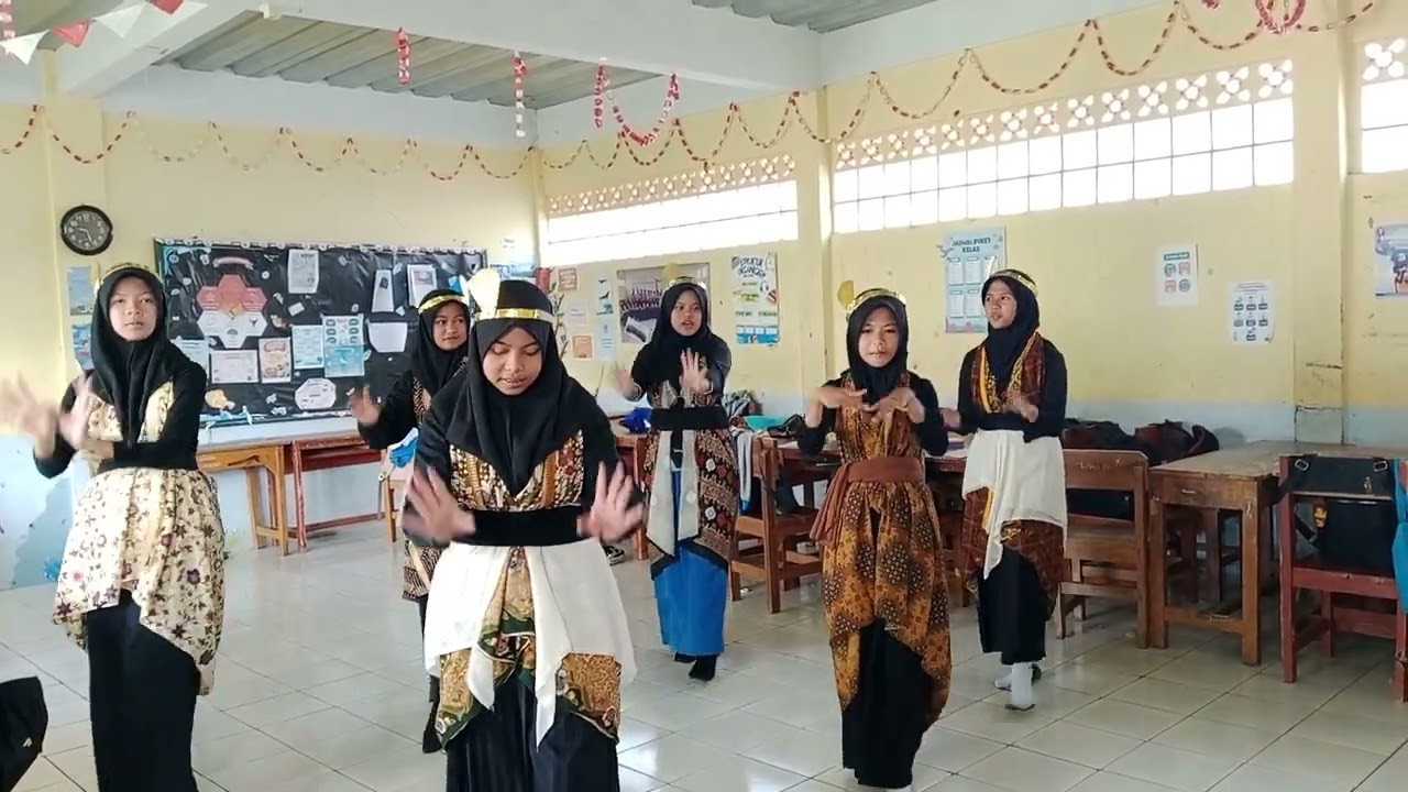 TUGAS KELOMPOK 4 KELAS 8E BERNYANYI LAGU DAERAH LAGU BINGUNG JEUMPA- ACEH