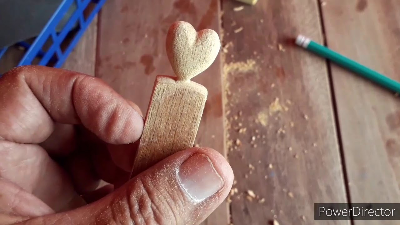 Tallado de un corazón con navaja victorinox