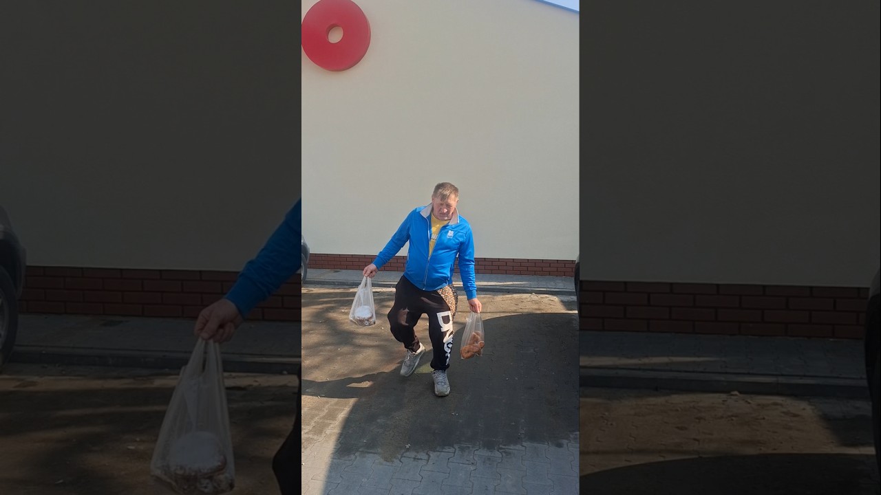 Jerzy ledwo  idzie  zakupami takie  ciężkie  dużo  kupił.