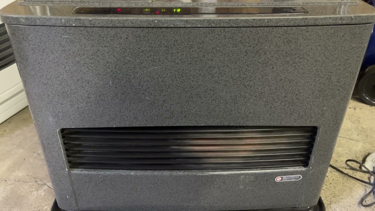 【右吹き出し】三菱の石油ファンヒーター KD-D581S 点火の様子